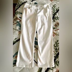 Tommy Bahama White Cropped Jeans. Size 8